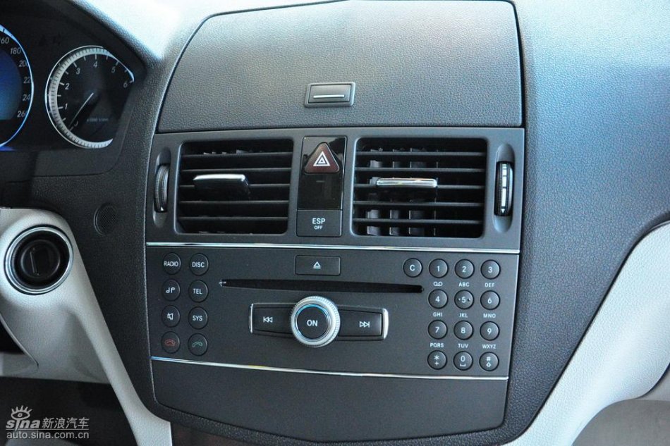 全新奔驰C级店内实拍图