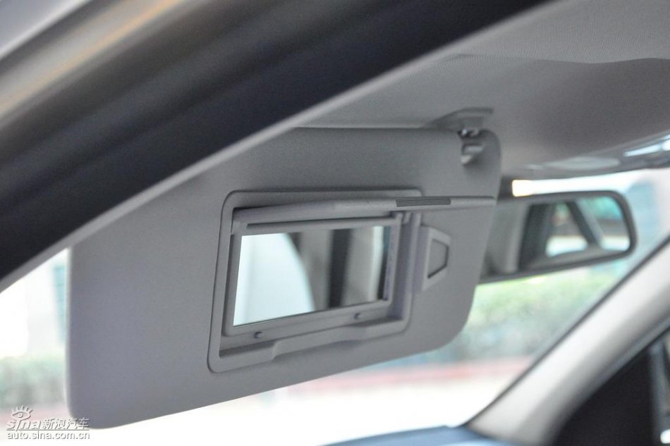 全新奔驰C级店内实拍图