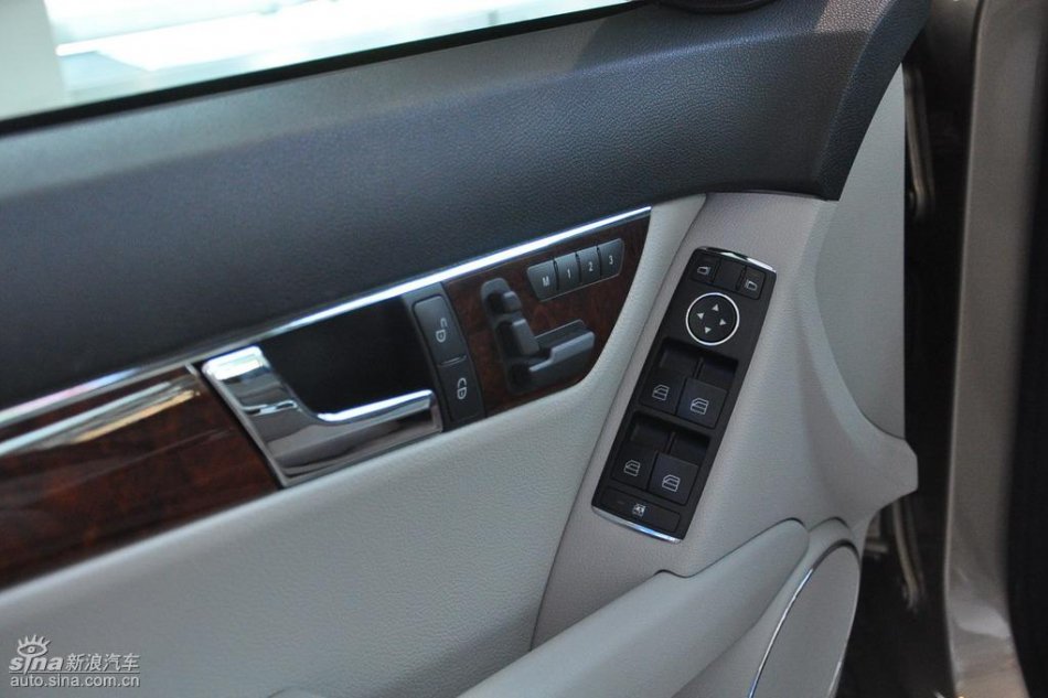 全新奔驰C级店内实拍图