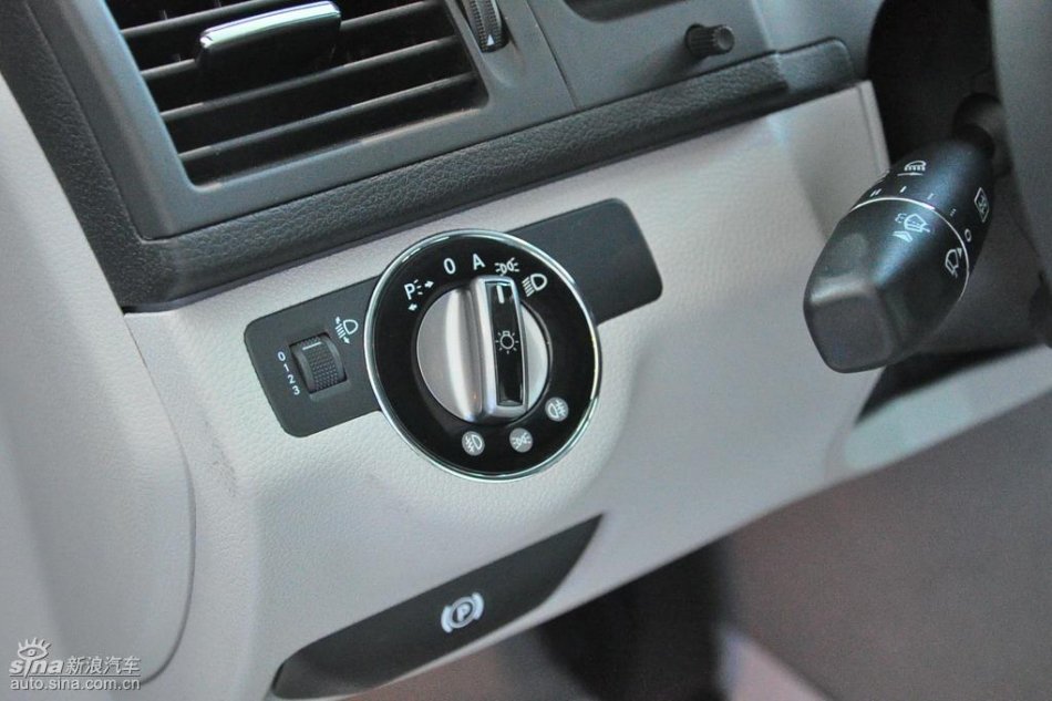 全新奔驰C级店内实拍图