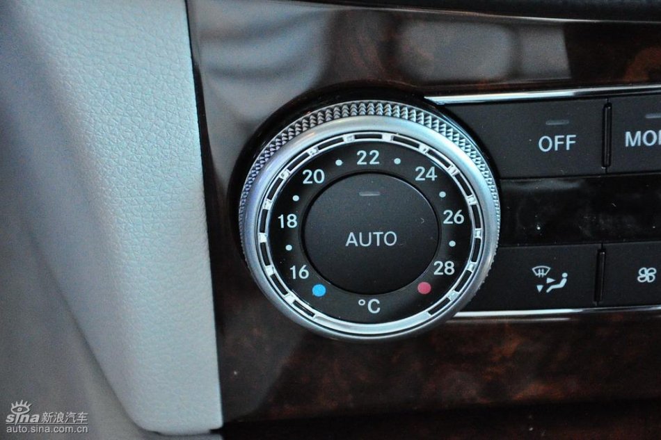 全新奔驰C级店内实拍图