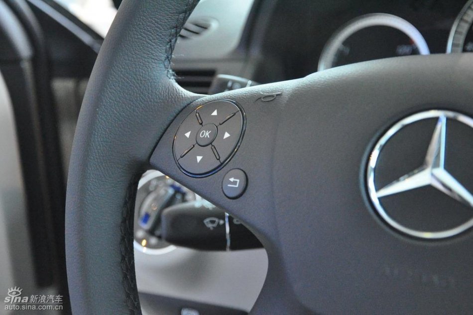 全新奔驰C级店内实拍图