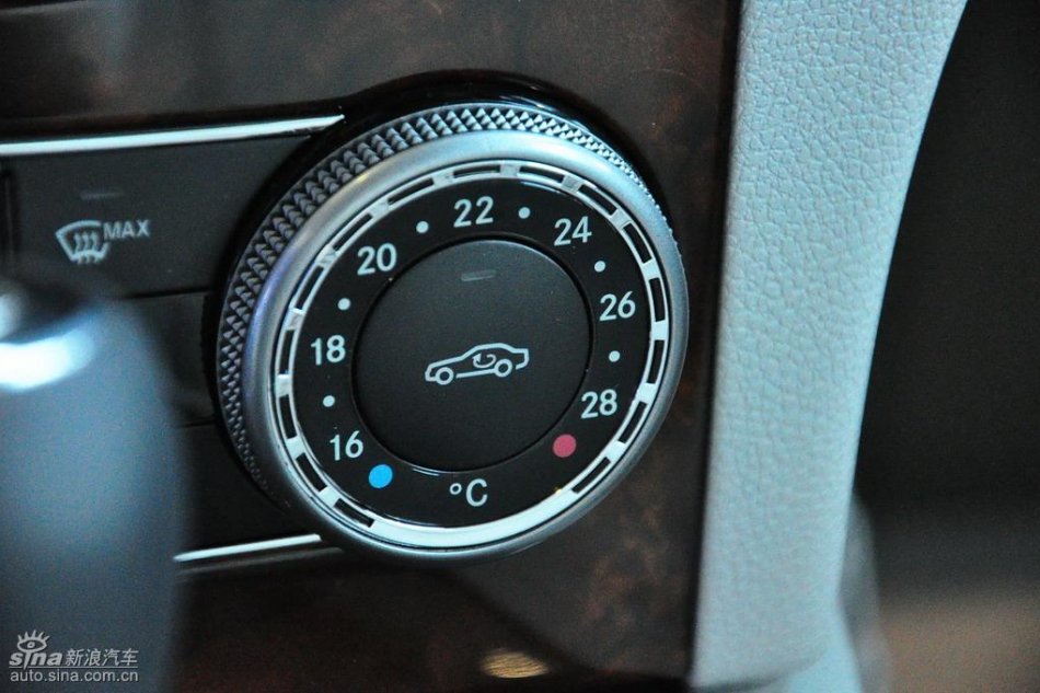 全新奔驰C级店内实拍图