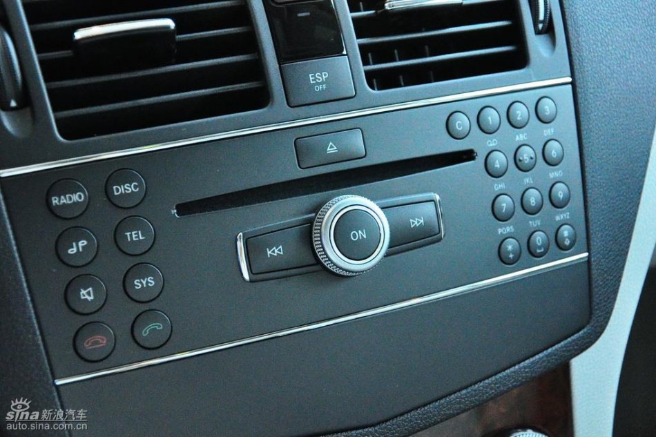 全新奔驰C级店内实拍图