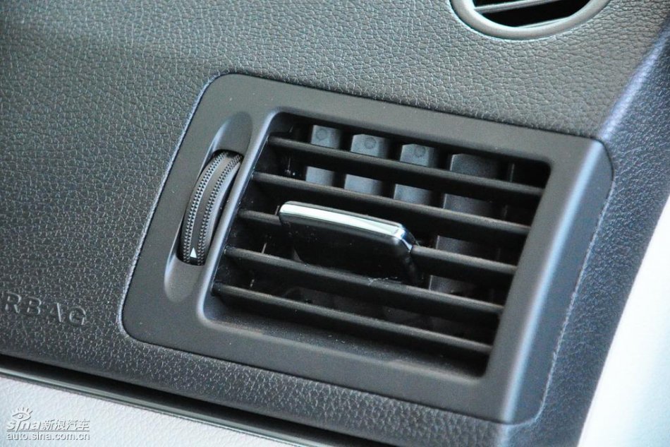 全新奔驰C级店内实拍图