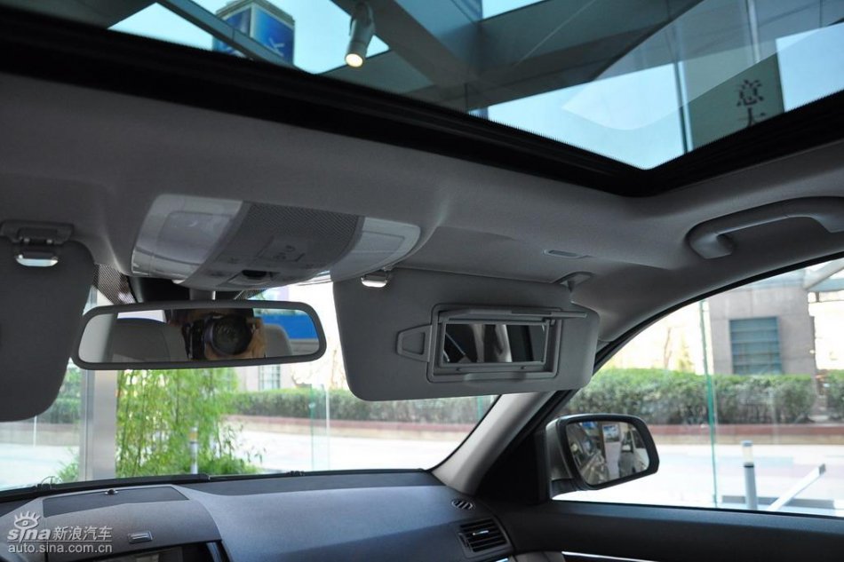 全新奔驰C级店内实拍图