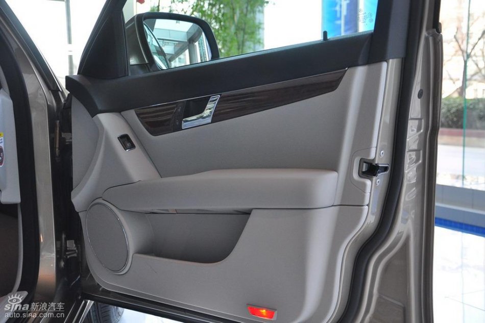 全新奔驰C级店内实拍图