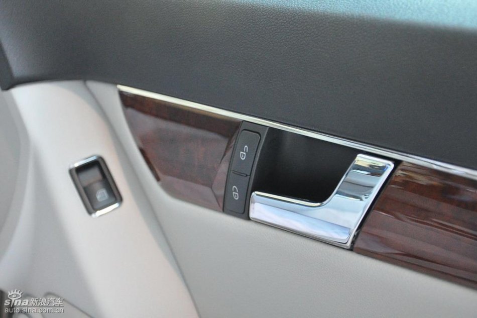 全新奔驰C级店内实拍图