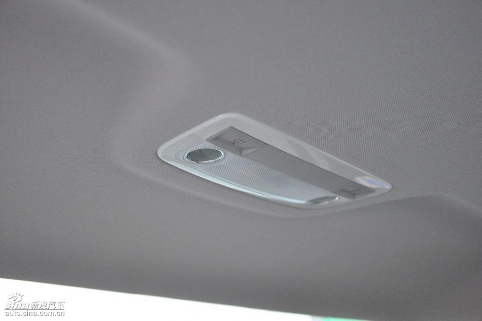 全新奔驰C级店内实拍图