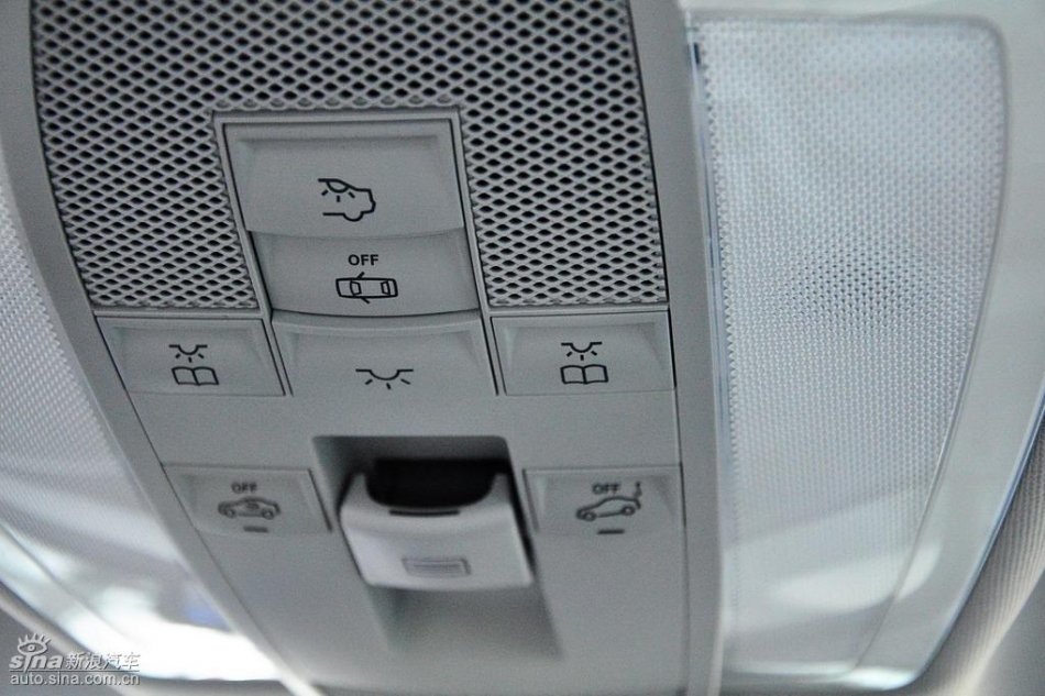 全新奔驰C级店内实拍图