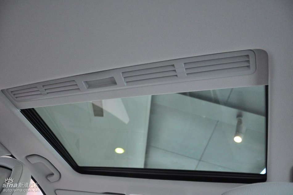 全新奔驰C级店内实拍图