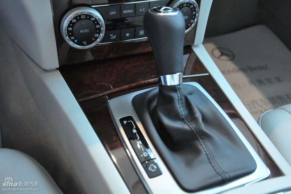 全新奔驰C级店内实拍图