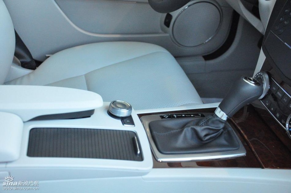 全新奔驰C级店内实拍图