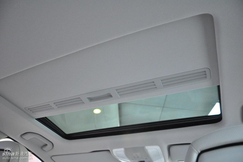 全新奔驰C级店内实拍图