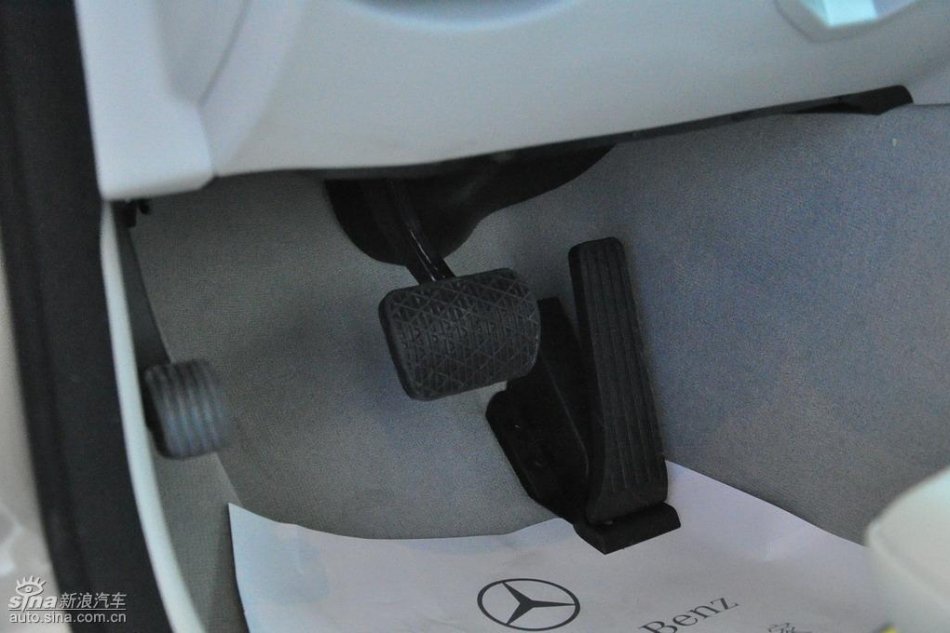 全新奔驰C级店内实拍图