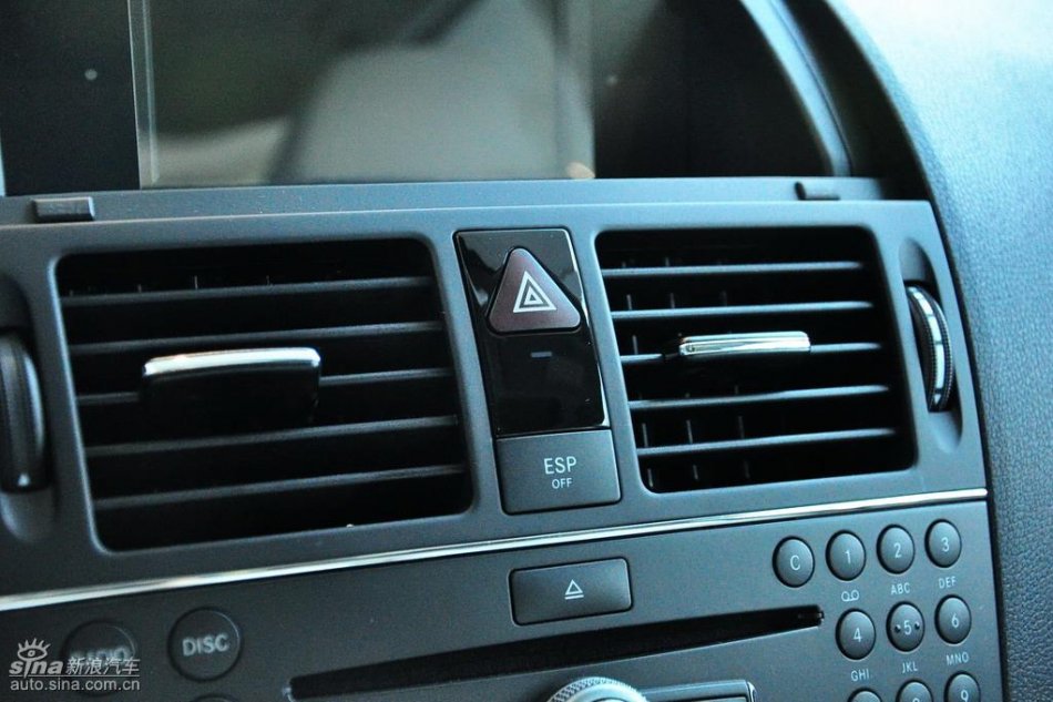 全新奔驰C级店内实拍图