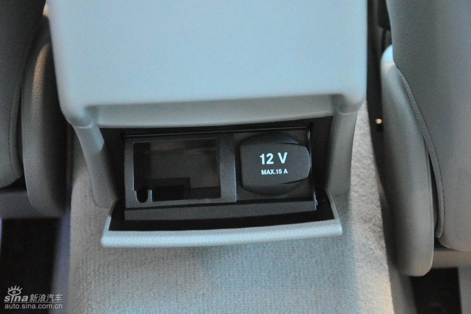 全新奔驰C级店内实拍图