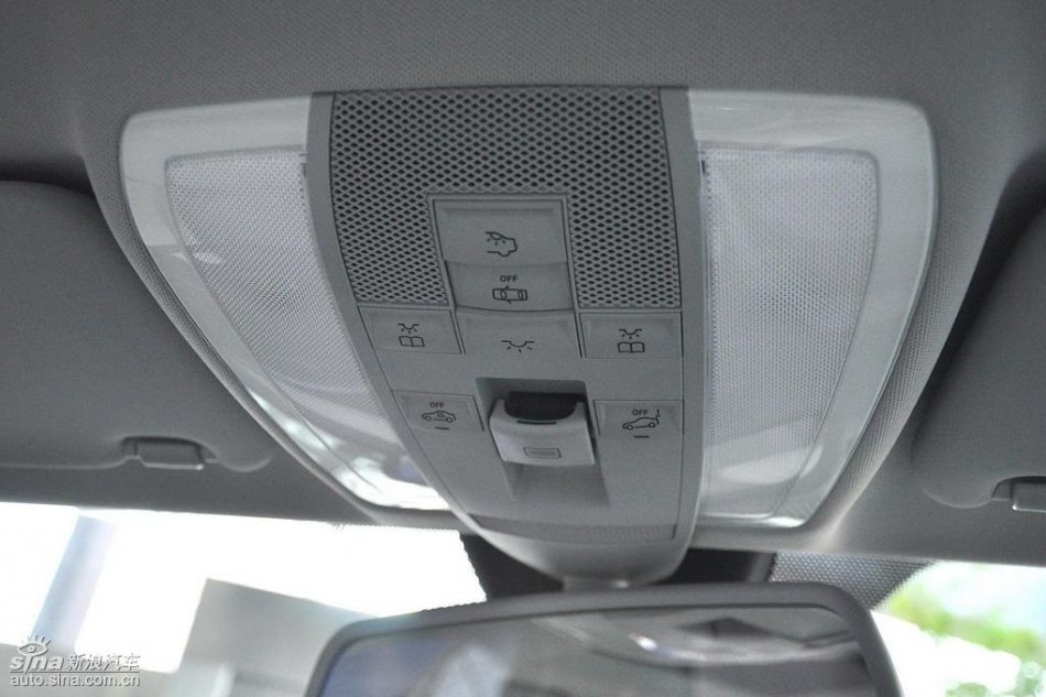 全新奔驰C级店内实拍图