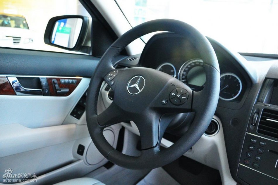 全新奔驰C级店内实拍图