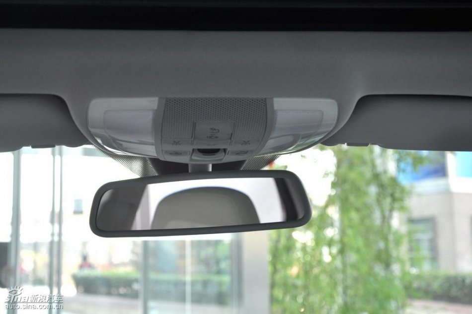 全新奔驰C级店内实拍图