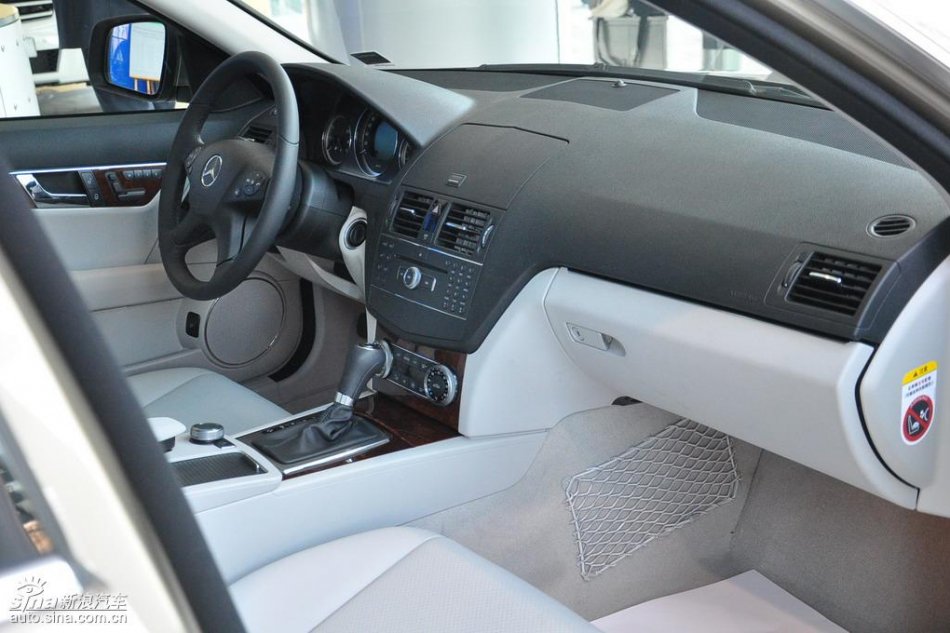 全新奔驰C级店内实拍图