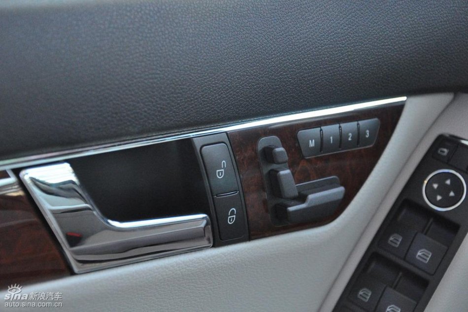 全新奔驰C级店内实拍图