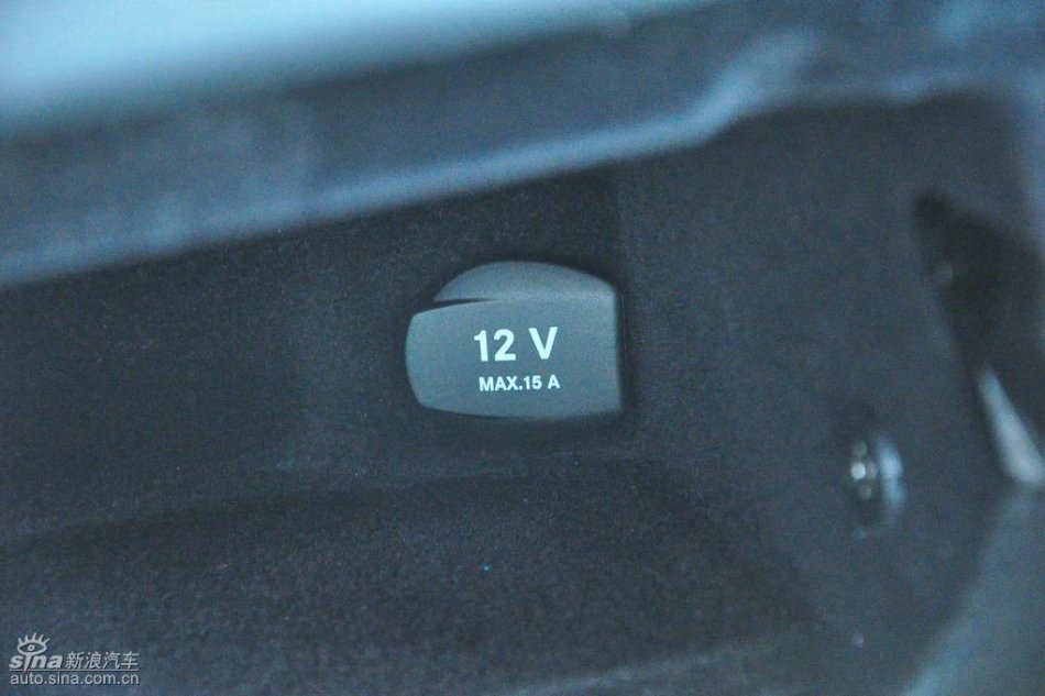 全新奔驰C级店内实拍图