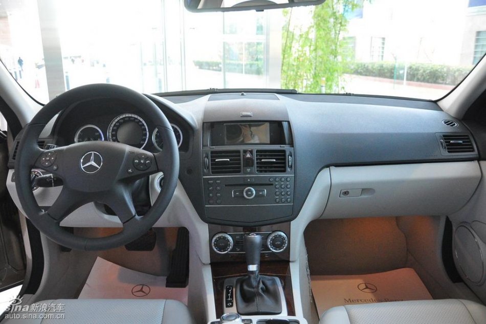 全新奔驰C级店内实拍图