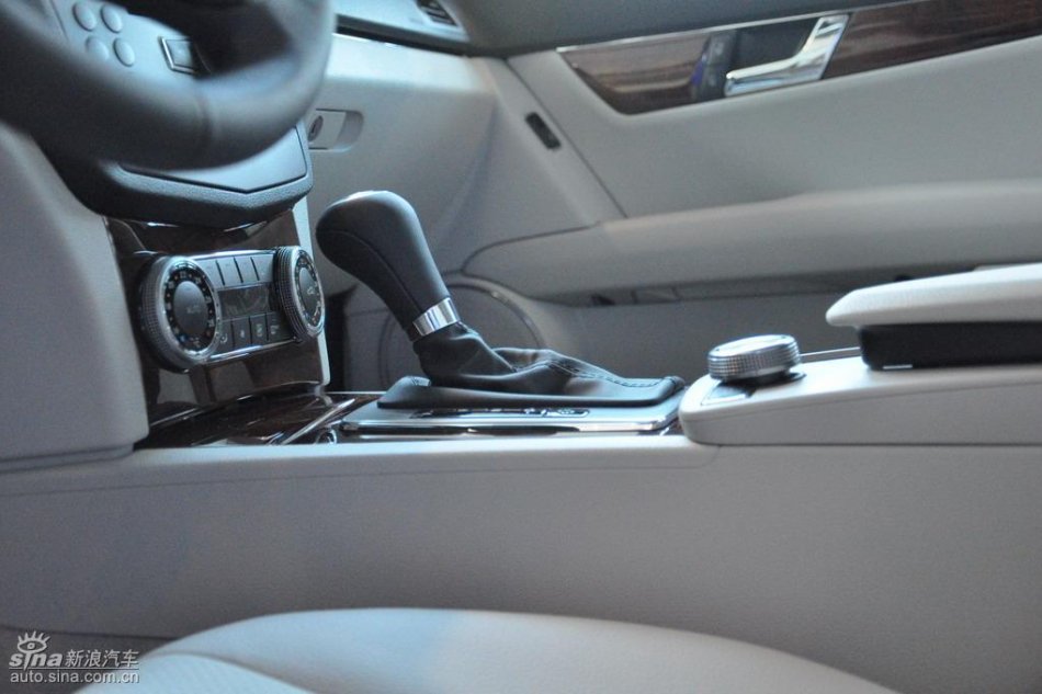 全新奔驰C级店内实拍图