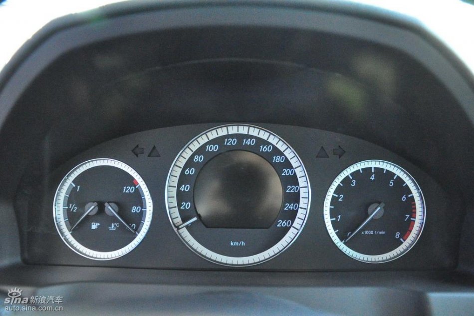 全新奔驰C级店内实拍图