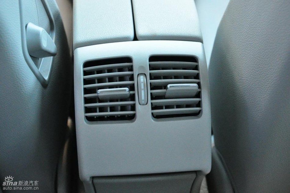 全新奔驰C级店内实拍图