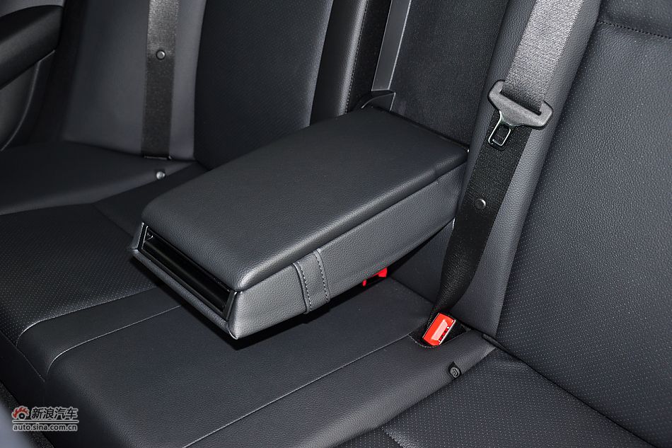 2011款奔驰C级高清到店实拍