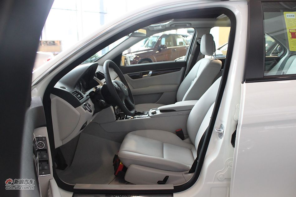 奔驰C180K经典型内饰