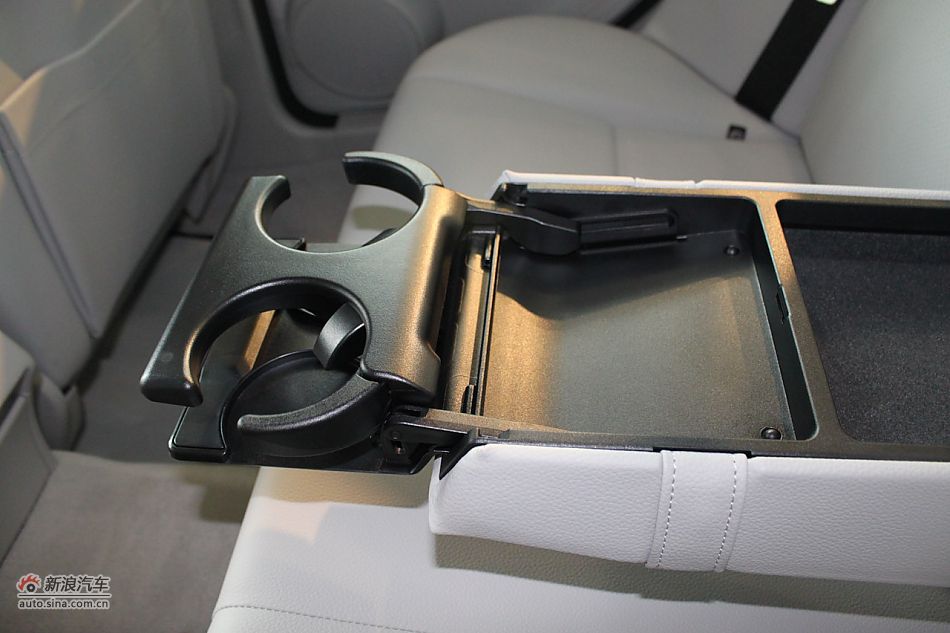 奔驰C180K经典型内饰