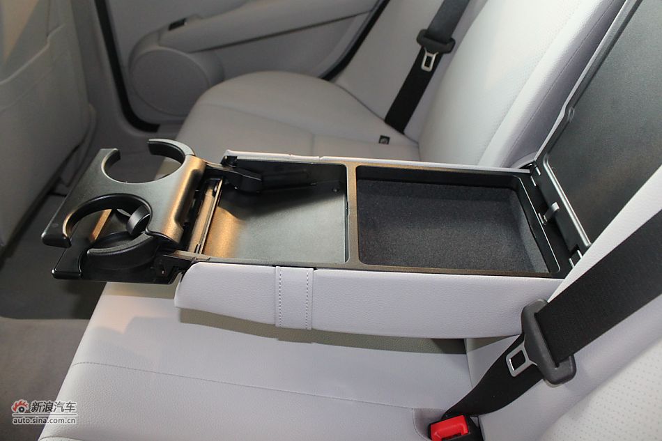 奔驰C180K经典型内饰