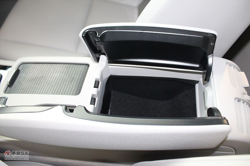 奔驰C180K经典型内饰