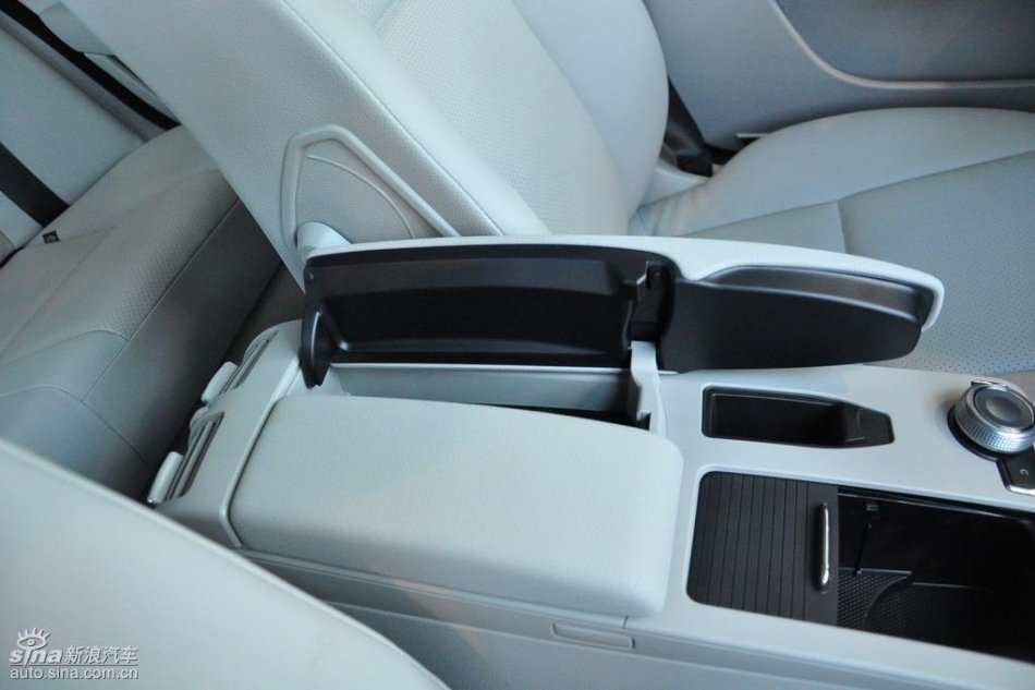 全新奔驰C级店内实拍图