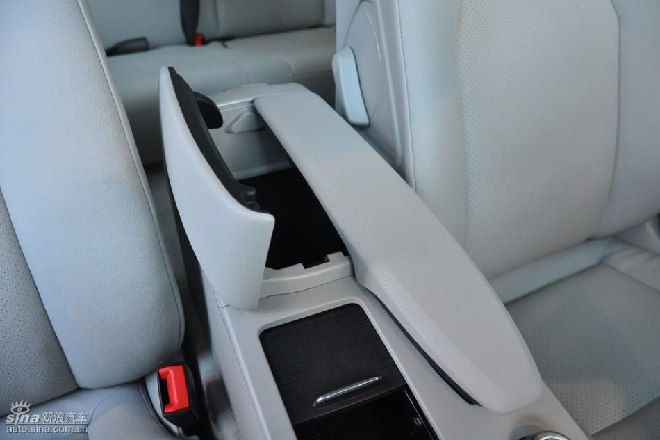 全新奔驰C级店内实拍图