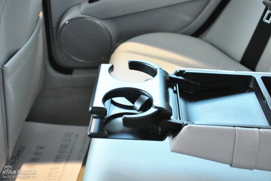 全新奔驰C级店内实拍图