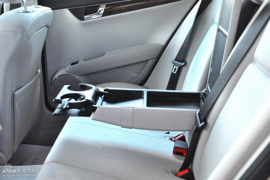 全新奔驰C级店内实拍图