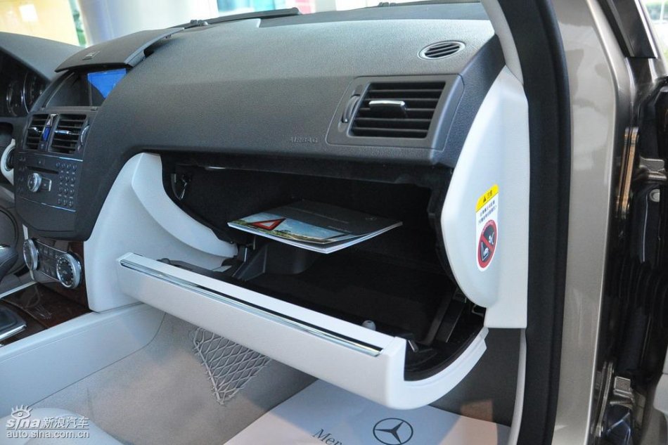 全新奔驰C级店内实拍图