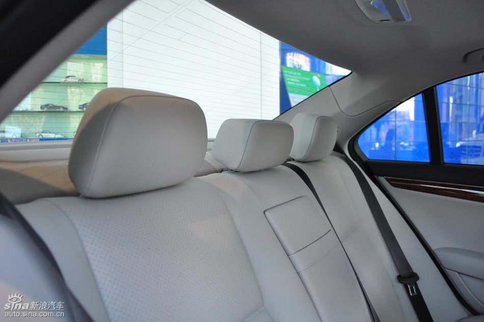 全新奔驰C级店内实拍图