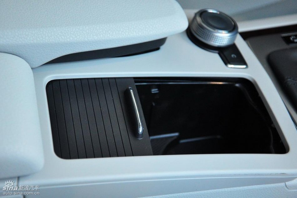 全新奔驰C级店内实拍图