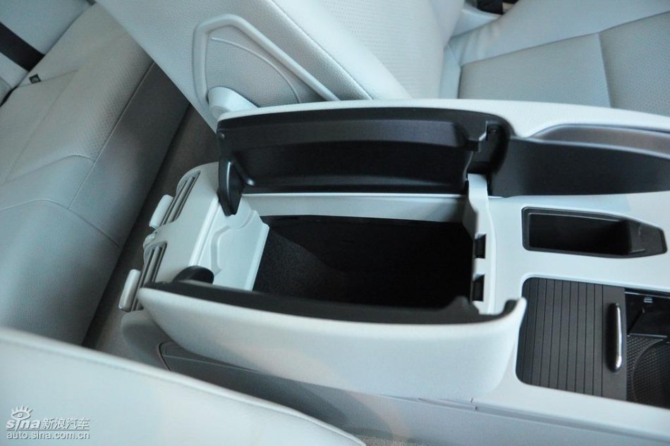 全新奔驰C级店内实拍图