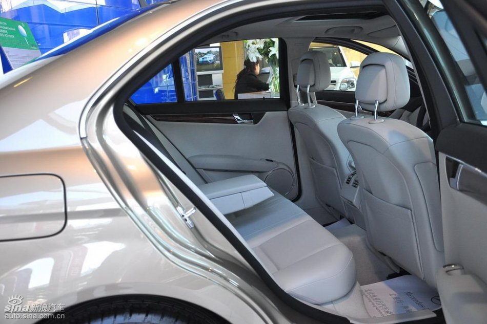 全新奔驰C级店内实拍图