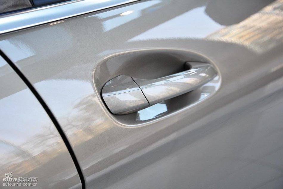 全新奔驰C级店内实拍图