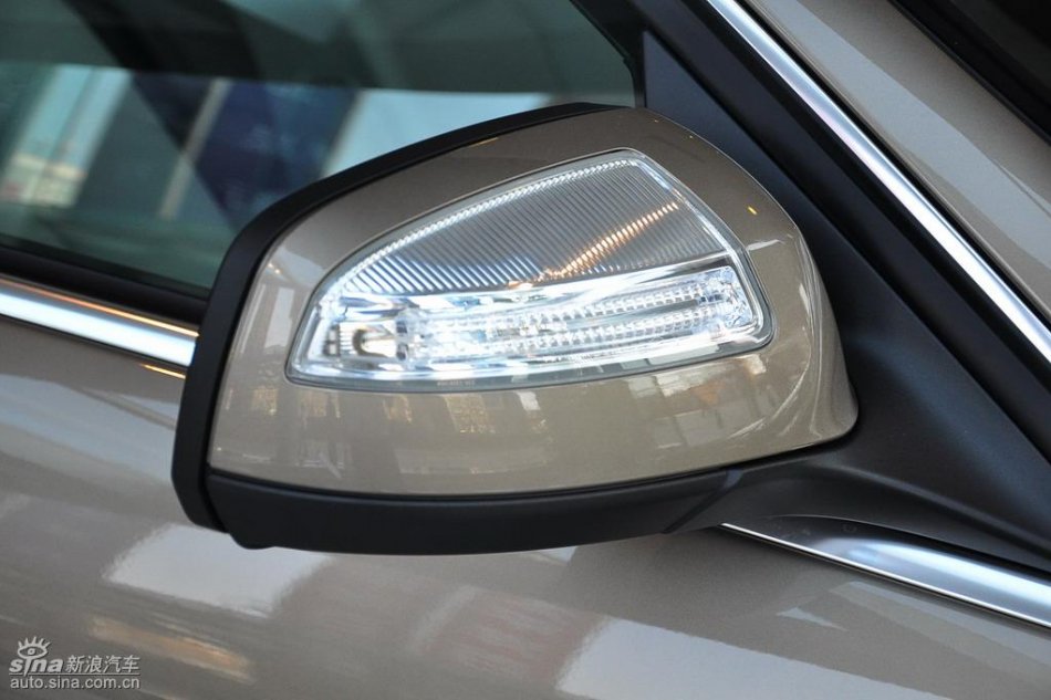 全新奔驰C级店内实拍图