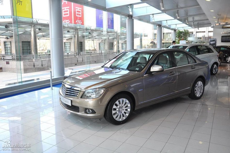 全新奔驰C级店内实拍图