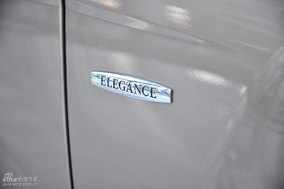 全新奔驰C级店内实拍图