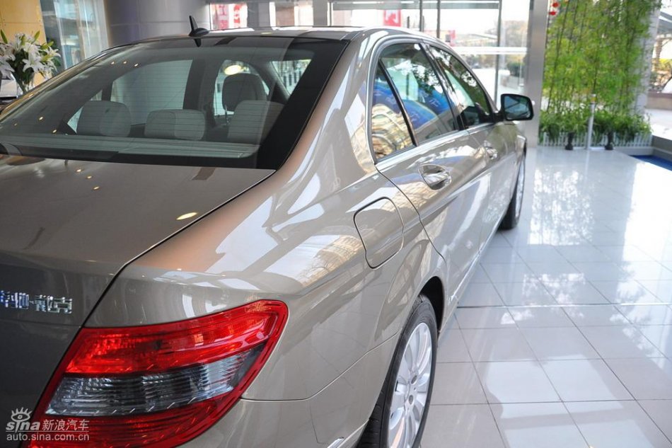 全新奔驰C级店内实拍图